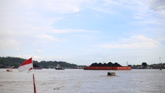 coal barges in samarinda