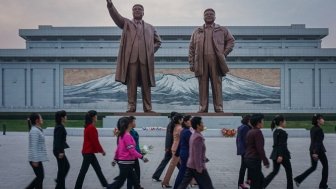 Pyongyang statues