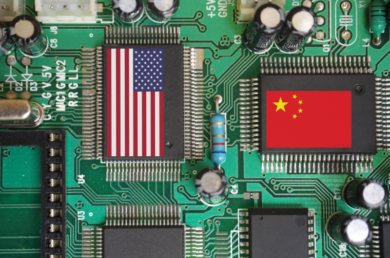 Chips with American and Chinese flag